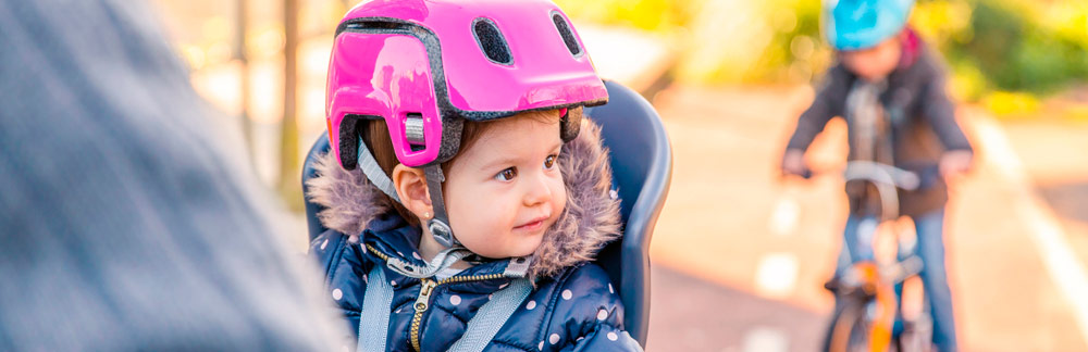 Billede af lille pige med cykelhjelm