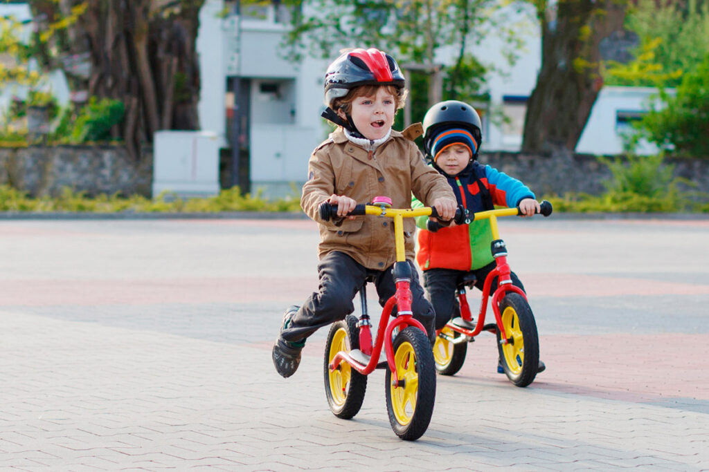 " børn på løbecykel i trafikken