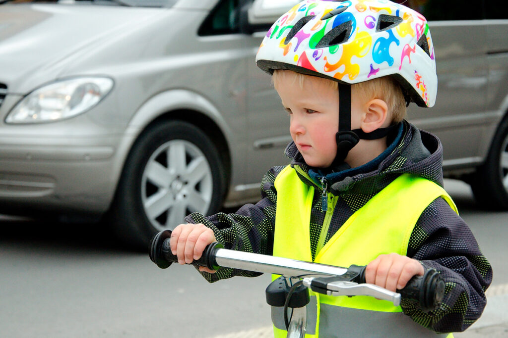 Billede af dreng i trafikken som bærer refleksvest