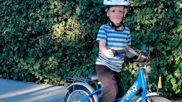Dreng på en puky børnecykel