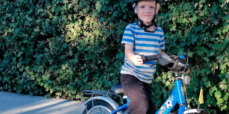 Dreng på en puky børnecykel