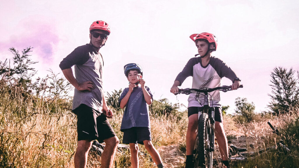 Far og to børn på mountainbike