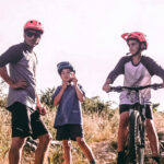 Far og to børn på mountainbike